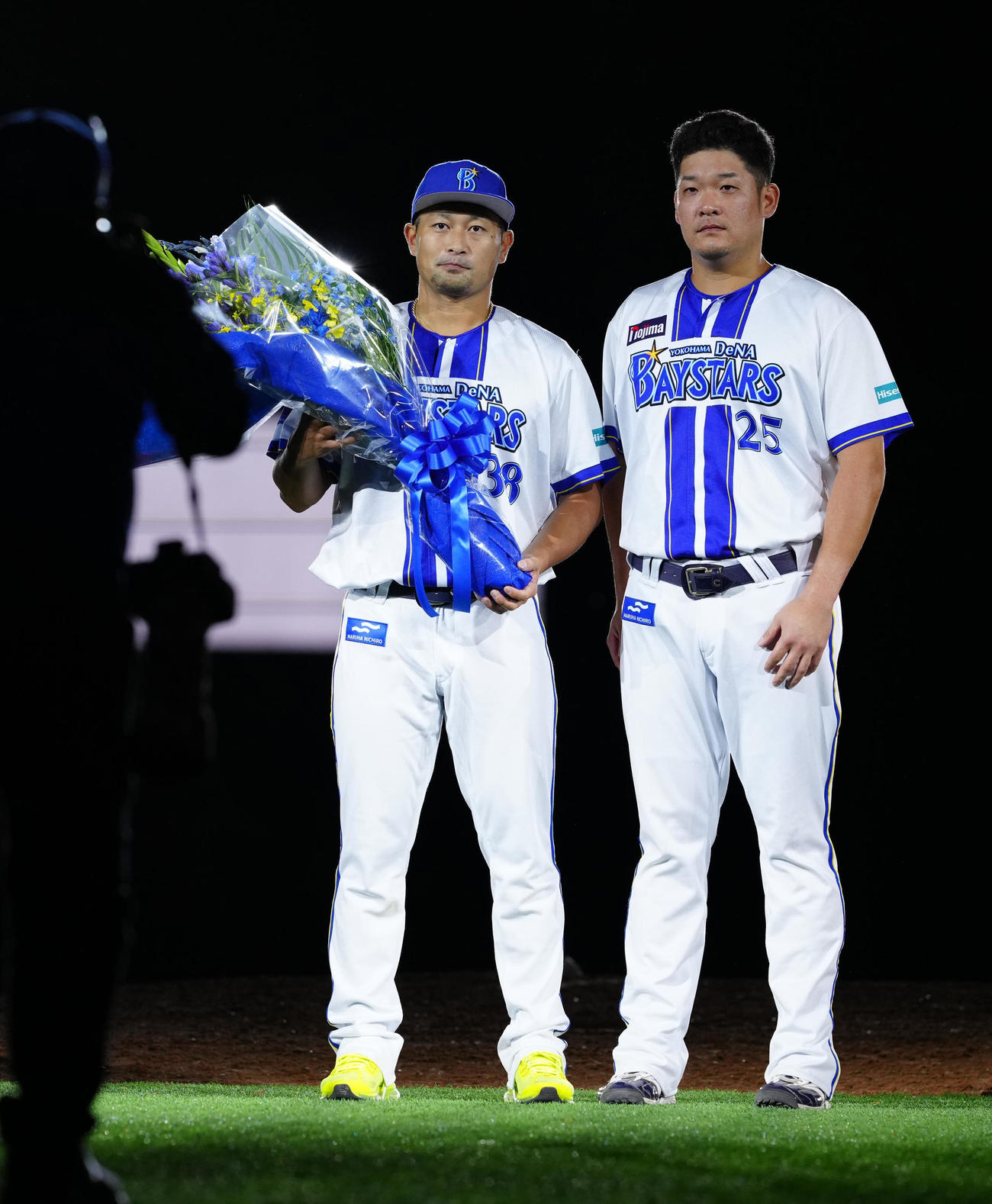 引退セレモニーでDeNA筒香（右）から花束を受け取った森唯（撮影・江口和貴）