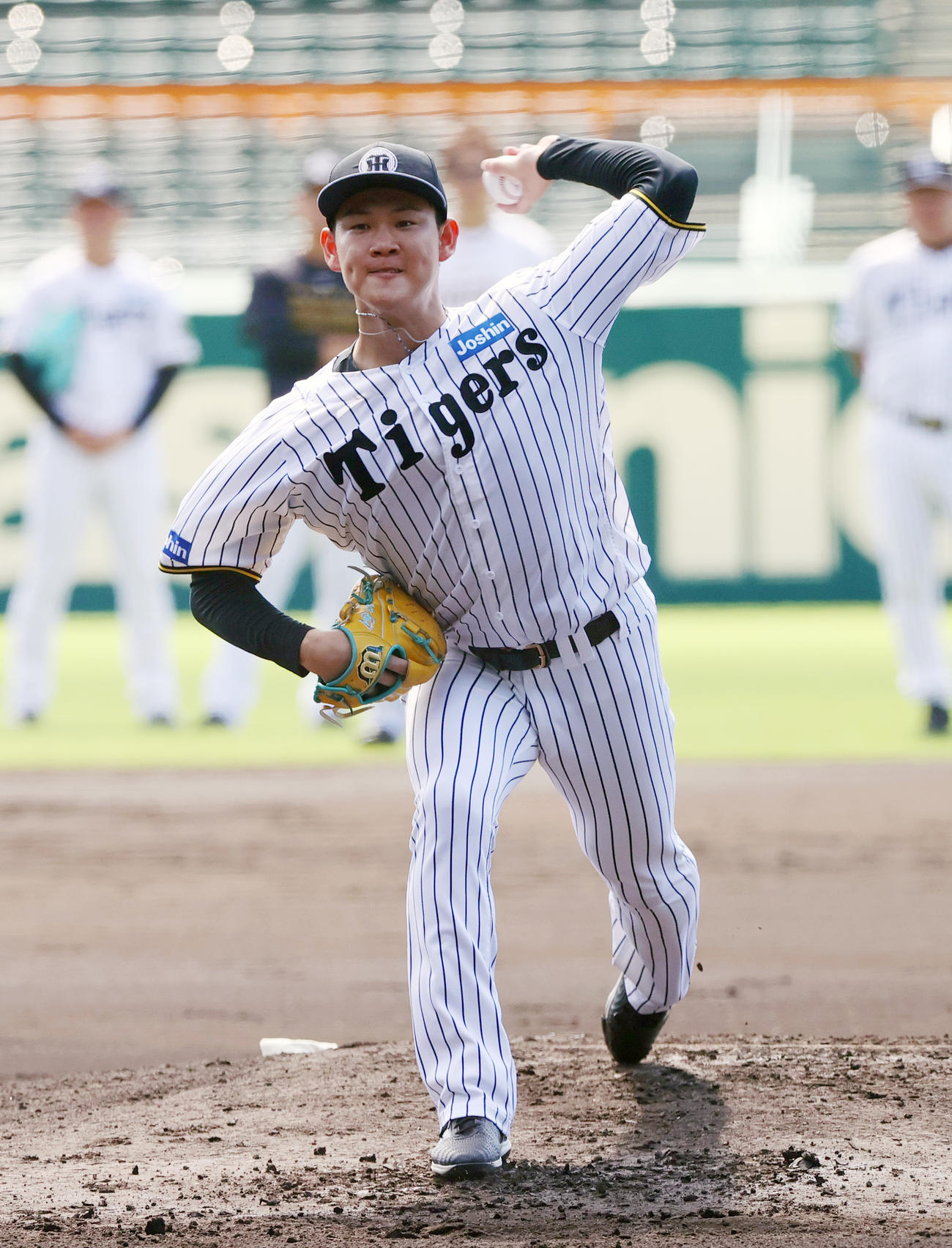 投内連係で投げる阪神及川（2025年9月30日）
