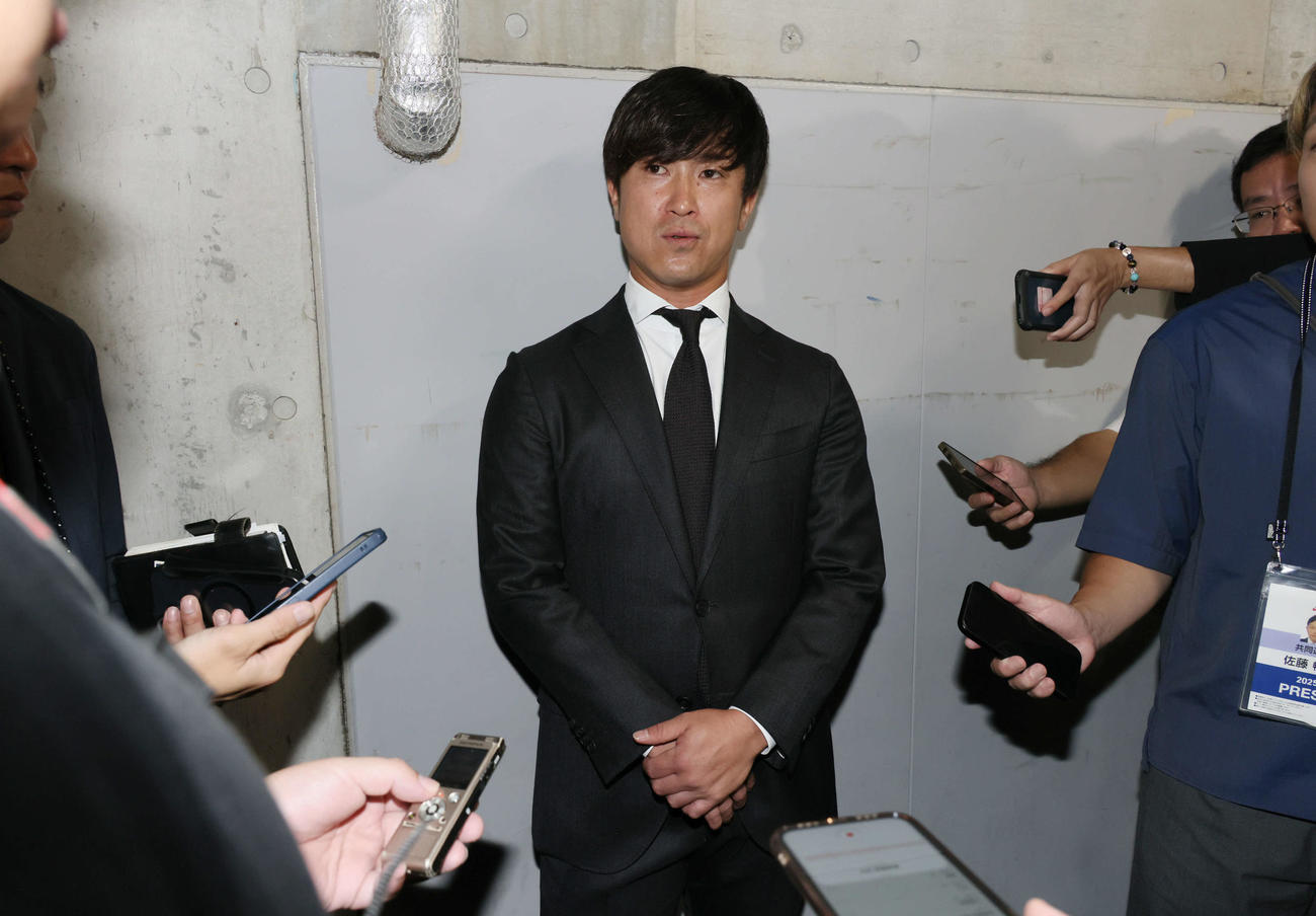 戦力外通告された広島上本（撮影・加藤孝規）