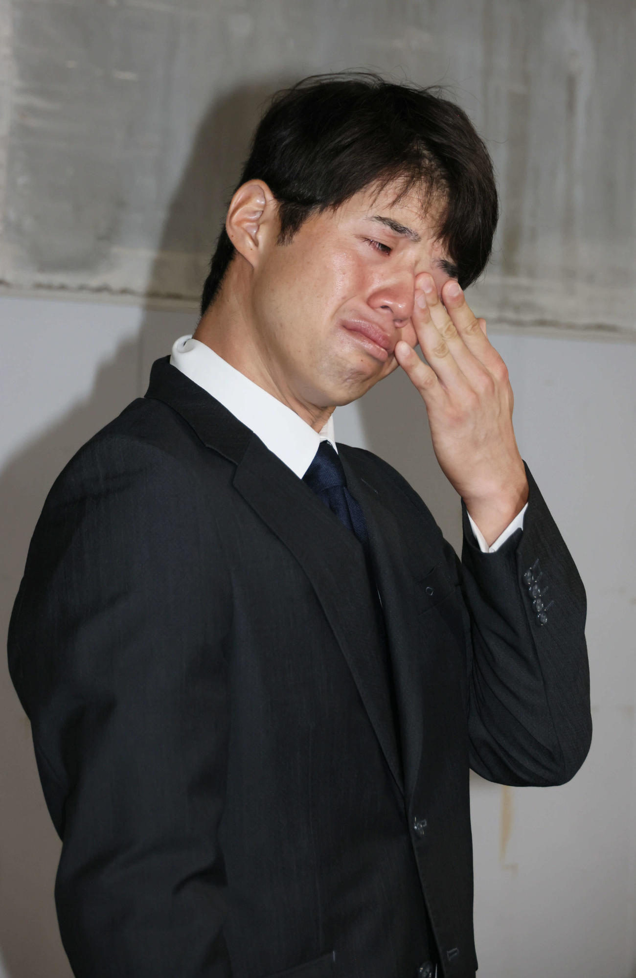 戦力外通告され、涙を流す広島宇草（撮影・加藤孝規）