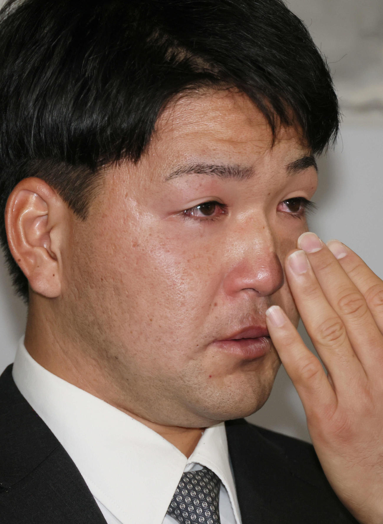 戦力外通告され、涙を流す広島河野（撮影・加藤孝規）