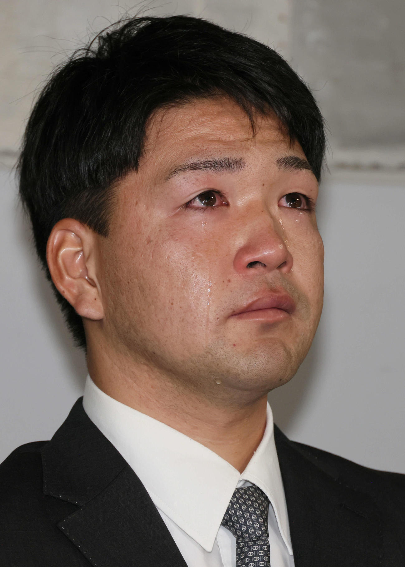 戦力外通告され、涙を流す広島河野（撮影・加藤孝規）