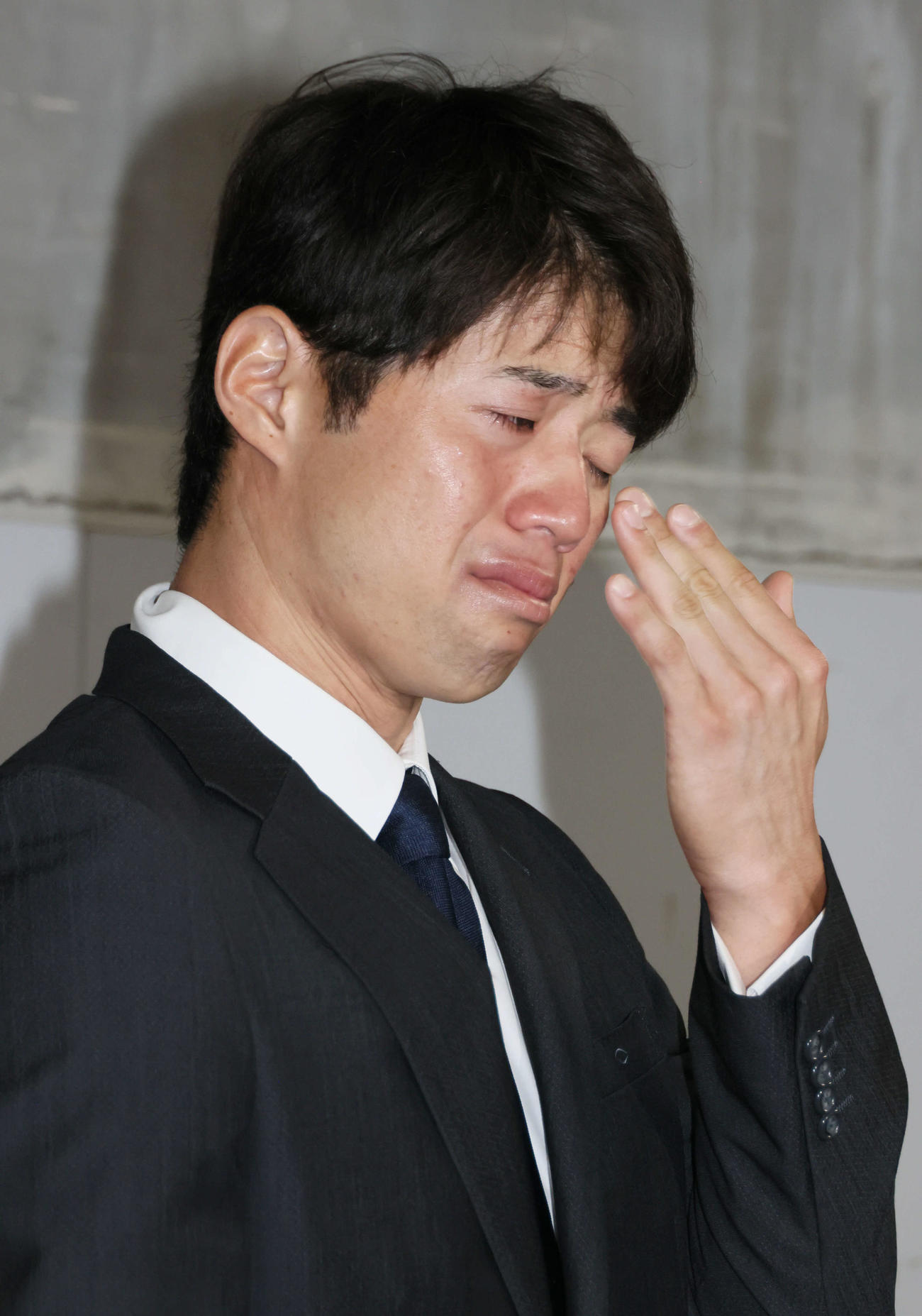 戦力外通告され、涙を流す広島宇草（撮影・加藤孝規）