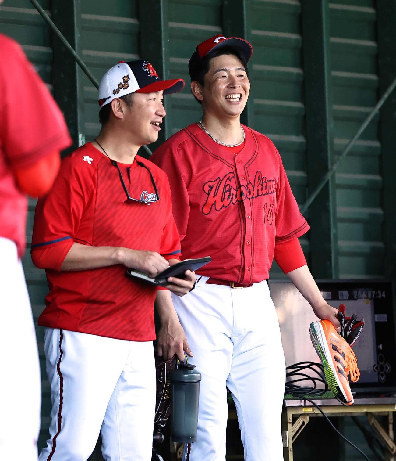 横山竜士氏（左、2023年2月）