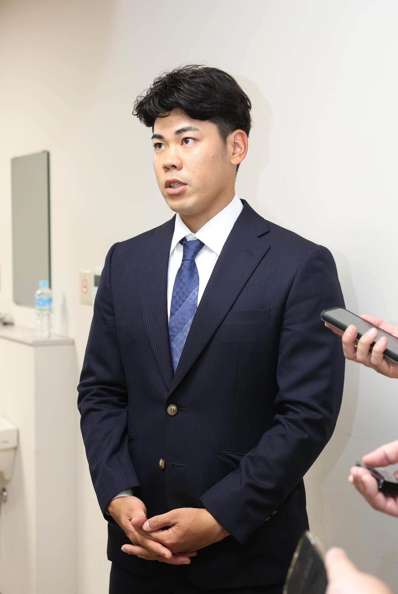 戦力外通告を受け心境を語る阪神鈴木（中央）（撮影・白石智彦）