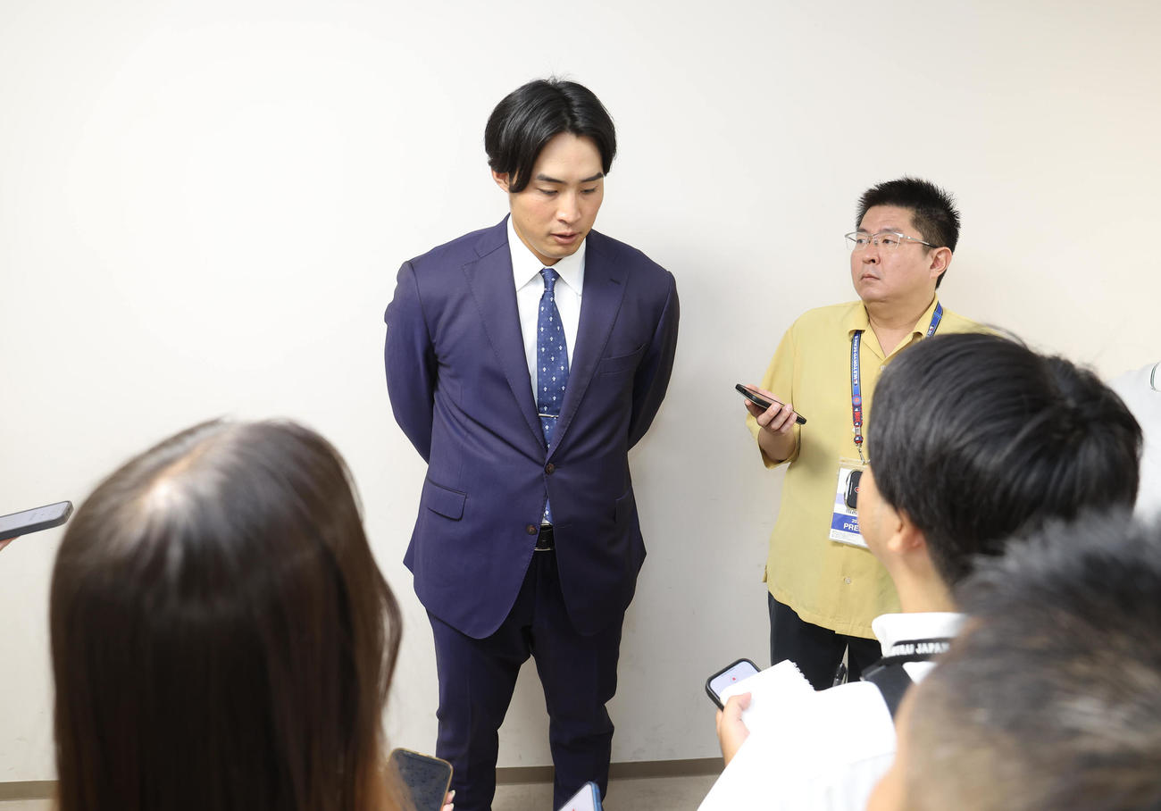戦力外通告を受け心境を語る阪神佐藤蓮（左）（撮影・白石智彦）