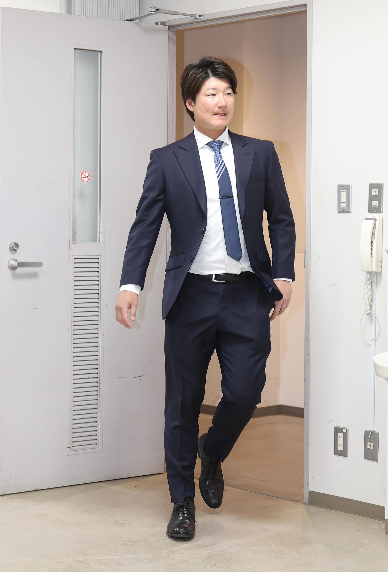 戦力外通告を受け会見場に入室する阪神渡辺諒（撮影・白石智彦）