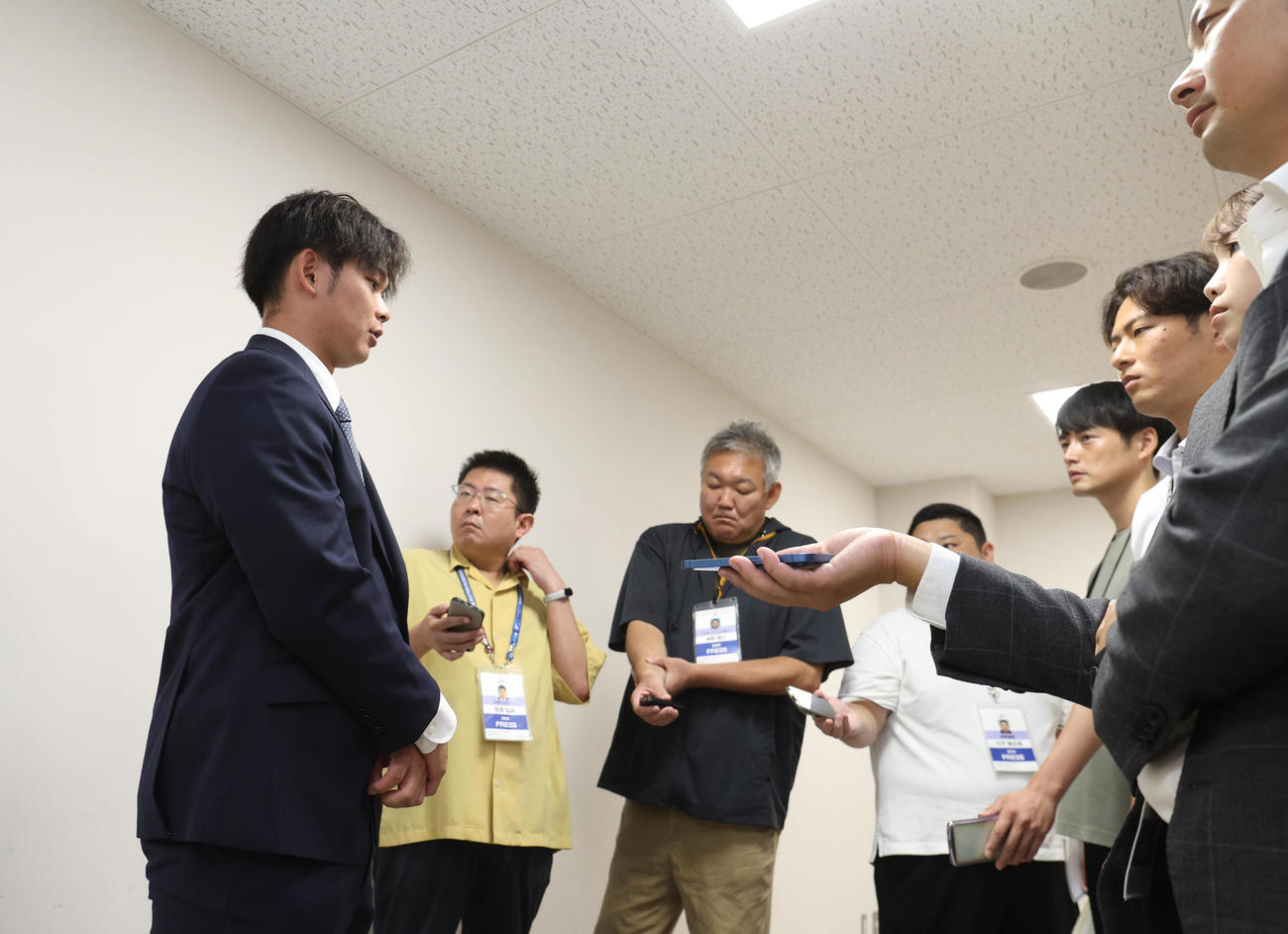 戦力外通告を受け心境を語る阪神野口（左）（撮影・白石智彦）