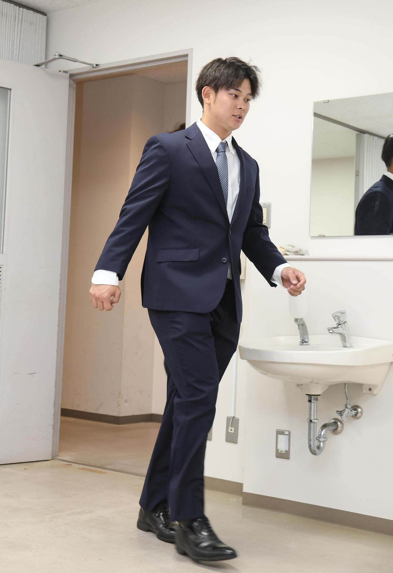 戦力外通告を受け会見場に入室する阪神野口（撮影・白石智彦）