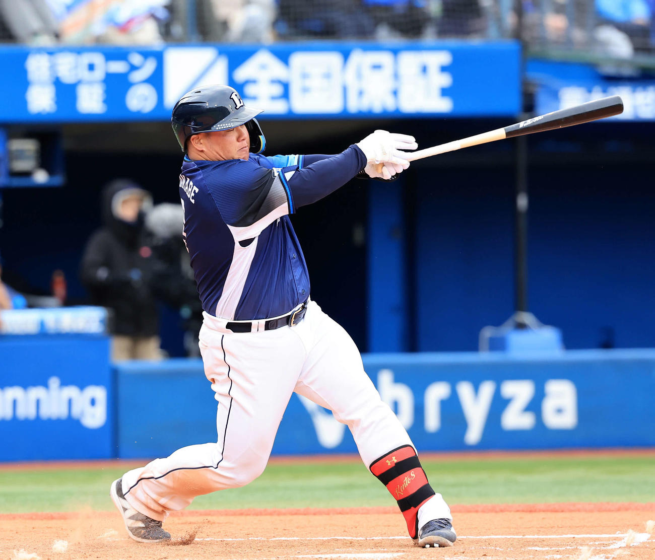 24年3月10日　DeNA対西武　9回表西武1死、渡部は左越えソロ本塁打を放つ（撮影・浅見桂子）