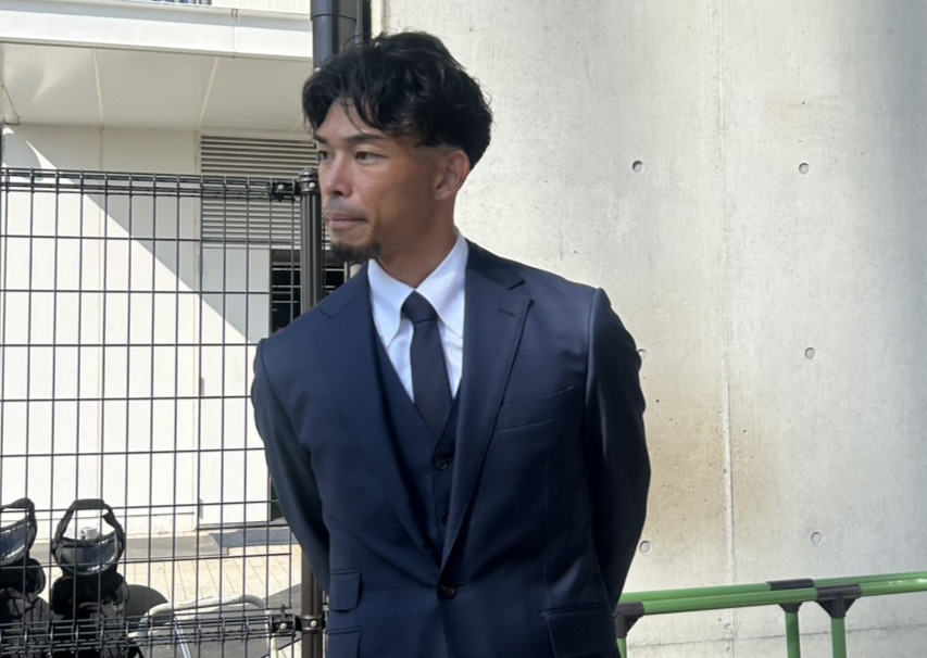 取材に応じるソフトバンク又吉（撮影・佐藤究）