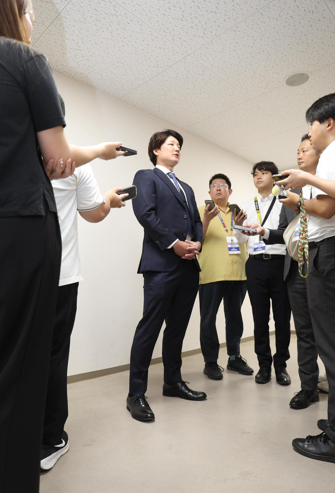 戦力外通告を受け心境を語る阪神渡辺諒（左から3人目）（撮影・白石智彦）