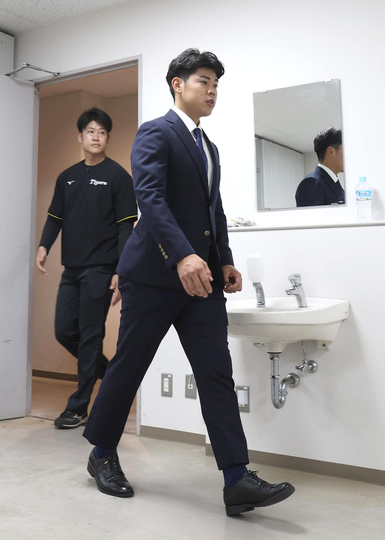 戦力外通告を受け会見場に入室する阪神鈴木（右）（撮影・白石智彦）