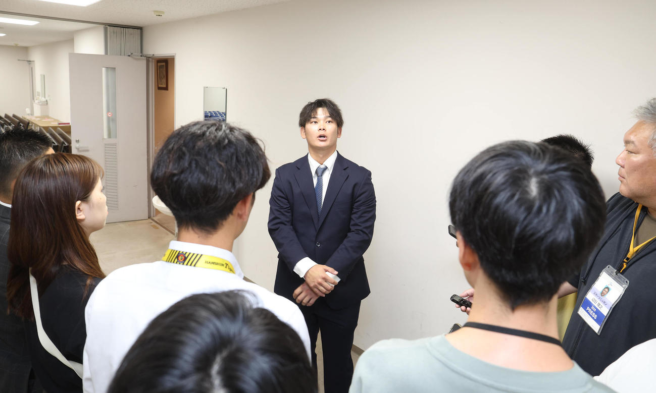 戦力外通告を受け心境を語る阪神野口（中央）（撮影・白石智彦）