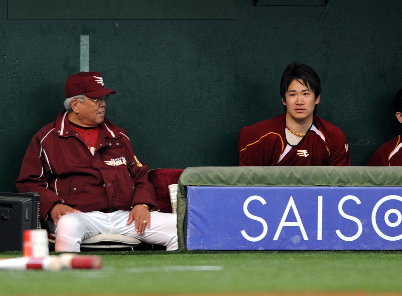 好投した田中将大（右）と、ベンチで話し込む野村克也監督（2008年3月14日撮影）
