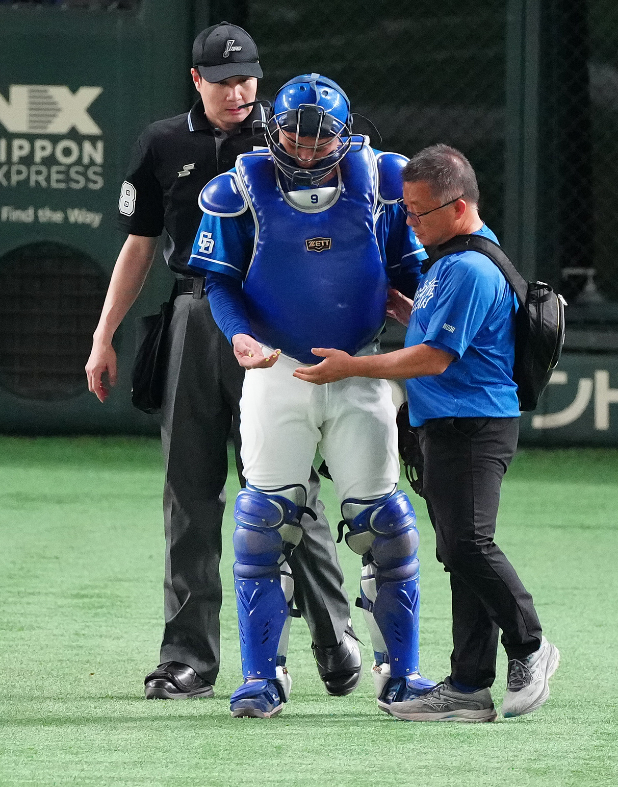 ９月30日の巨人戦で右手を気にする中日石伊はこのまま交代となる