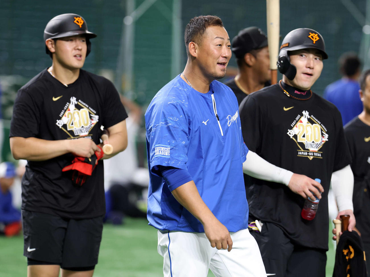 巨人対中日　中日中田（中央）は、巨人岡本（左）、丸らとあいさつ（撮影・浅見桂子）