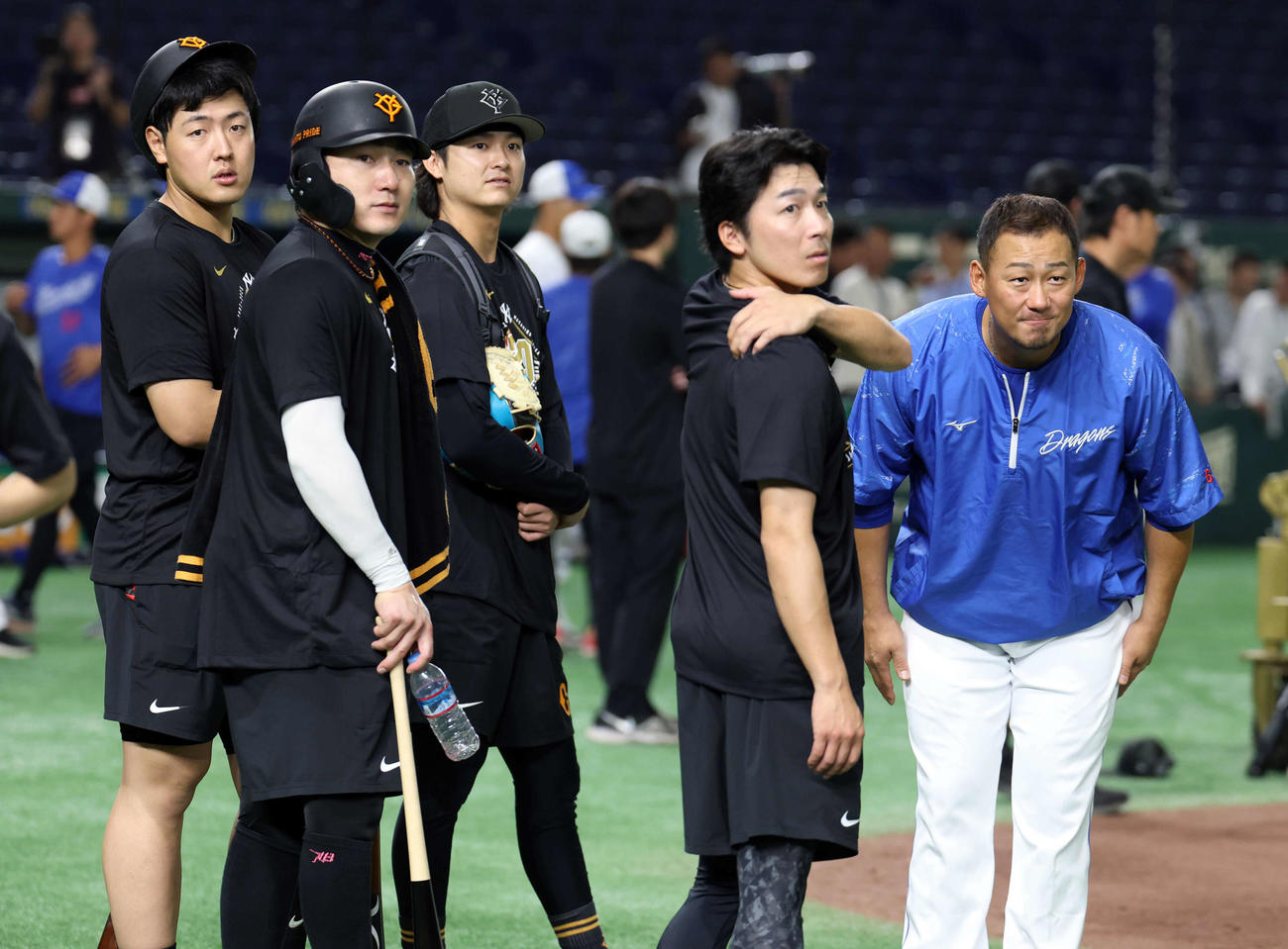 巨人対中日　中日中田（右）は岡本（左）ら巨人の選手たちにあいさつする（撮影・浅見桂子）