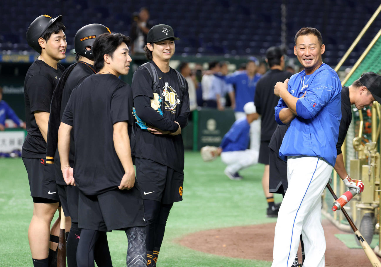 巨人対中日　中日中田（右）は岡本（左）ら巨人の選手に囲まれる（撮影・浅見桂子）