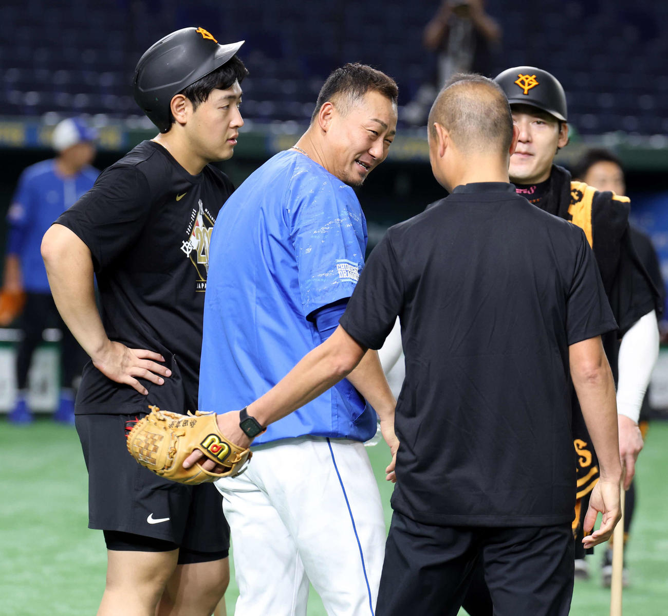 巨人対中日　中日中田（中央）は、巨人岡本（左）、丸らとあいさつ（撮影・浅見桂子）