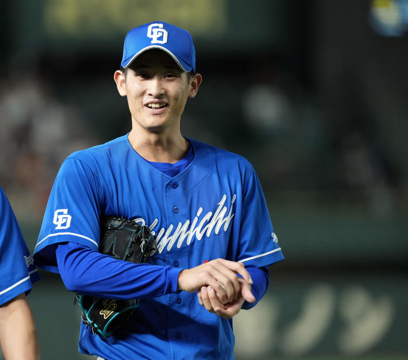 巨人対中日　試合前、笑顔を見せる中日の先発草加（撮影・たえ見朱実）