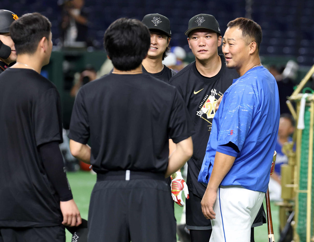 巨人対中日　中日中田（右）は坂本（右奥）ら巨人の選手に囲まれる（撮影・浅見桂子）