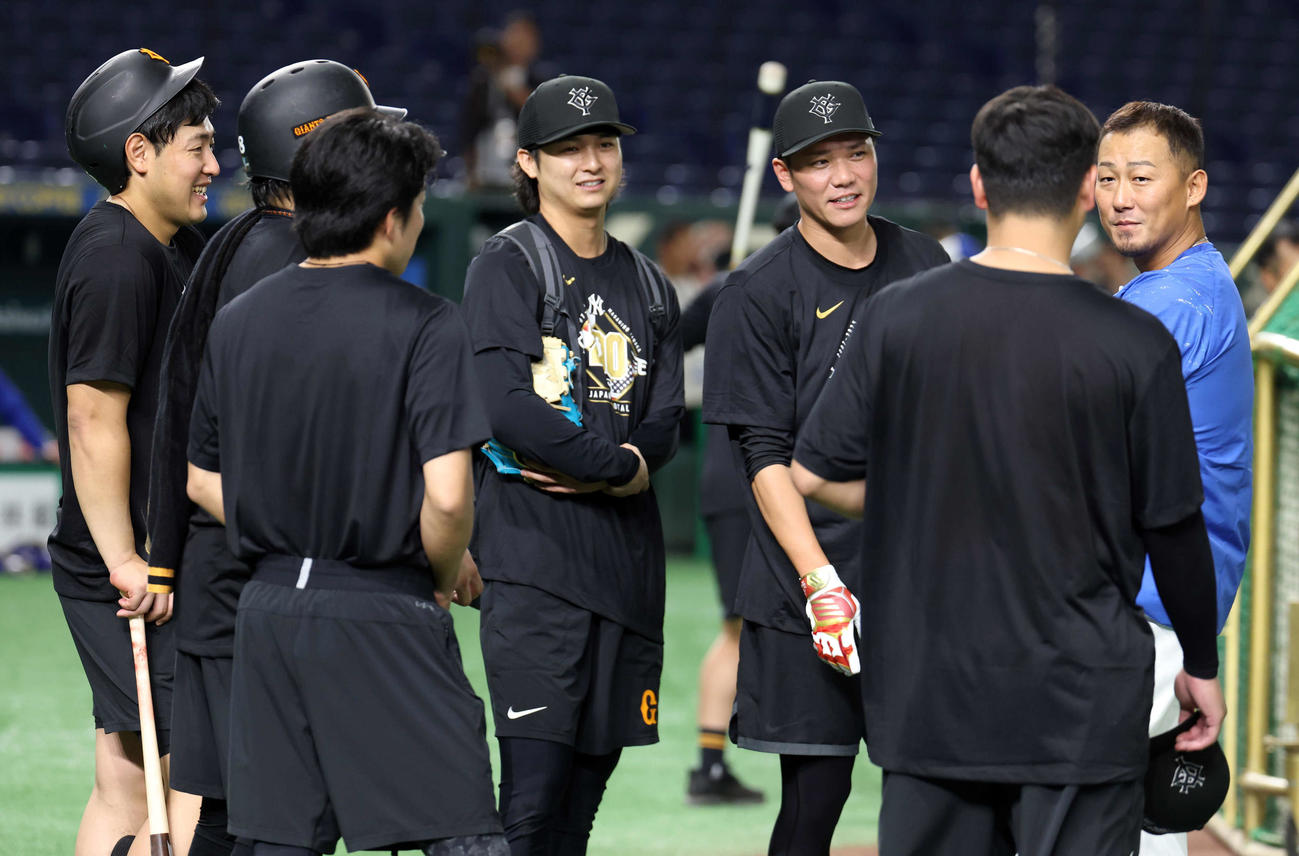 巨人対中日　中日中田（右）は坂本（右奥）ら巨人の選手に囲まれる（撮影・浅見桂子）