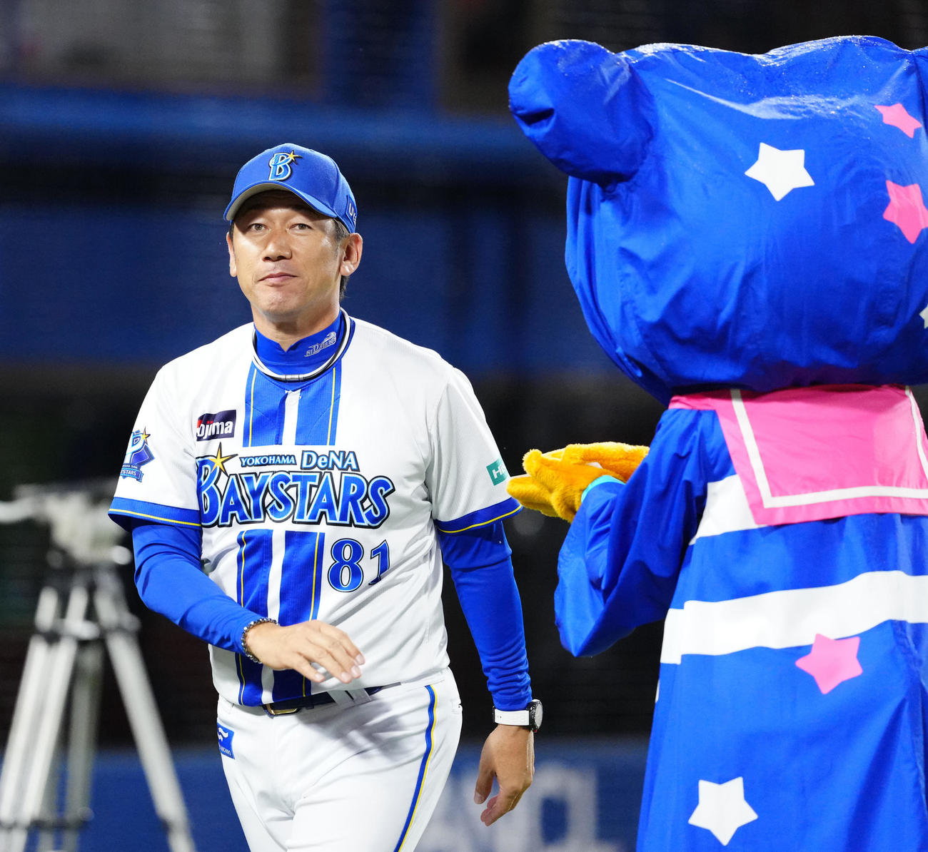 DeNA対ヤクルト　試合前、メンバー表の最終確認を行い、ベンチに引き揚げるDeNA三浦監督（撮影・江口和貴）