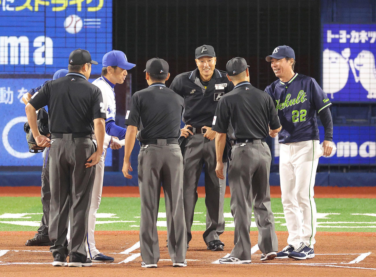 DeNA対ヤクルト　開始前、メンバー表交換に望むヤクルト高津監督（右）とDeNA三浦監督（撮影・河田真司）