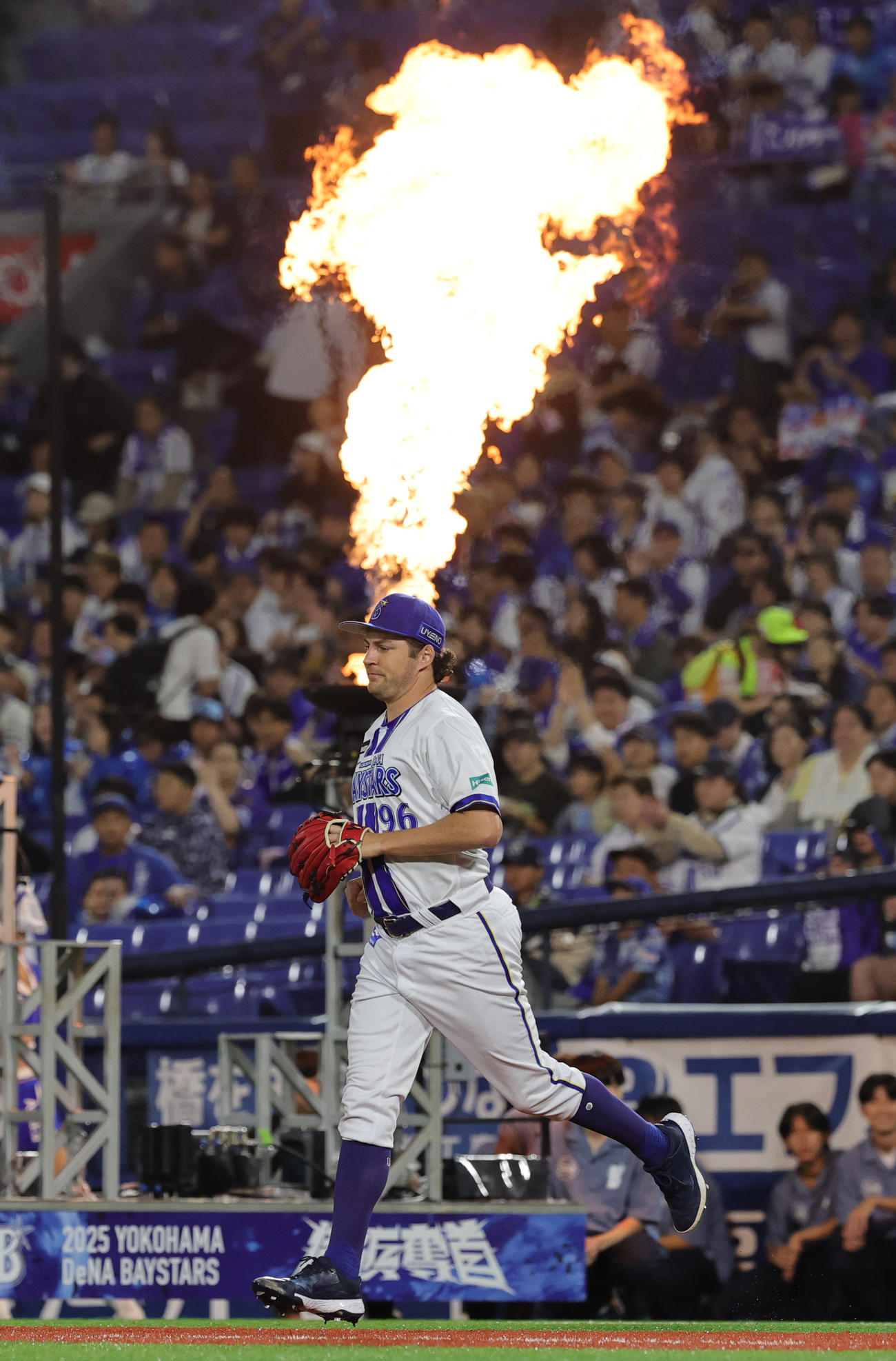 DeNA対ヤクルト　1回表のマウンドに向かうDeNA先発のバウアー（撮影・野上伸悟）