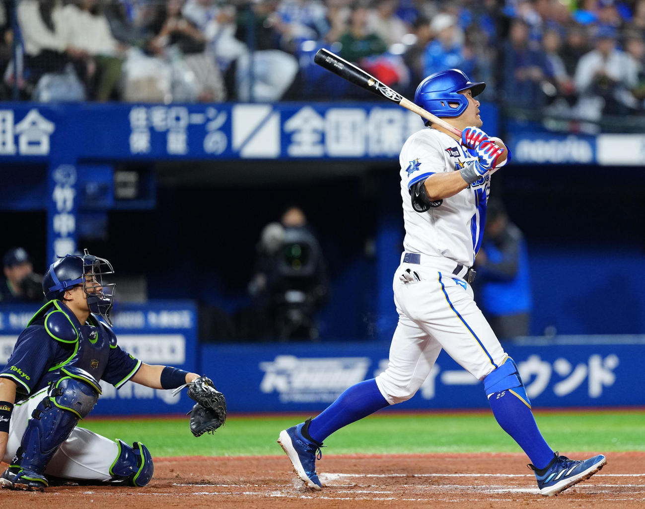 DeNA対ヤクルト　1回裏DeNA1死二塁、2点本塁打を放つ筒香（撮影・江口和貴）
