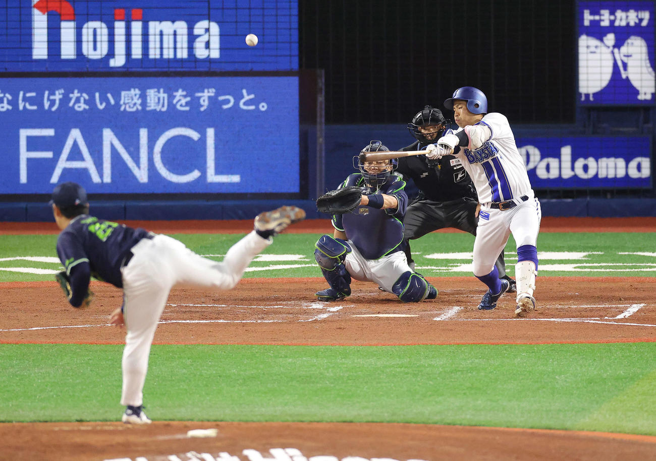 DeNA対ヤクルト　1回裏DeNA1死、右越え二二塁打を放つ桑原。投手小川（撮影・河田真司）