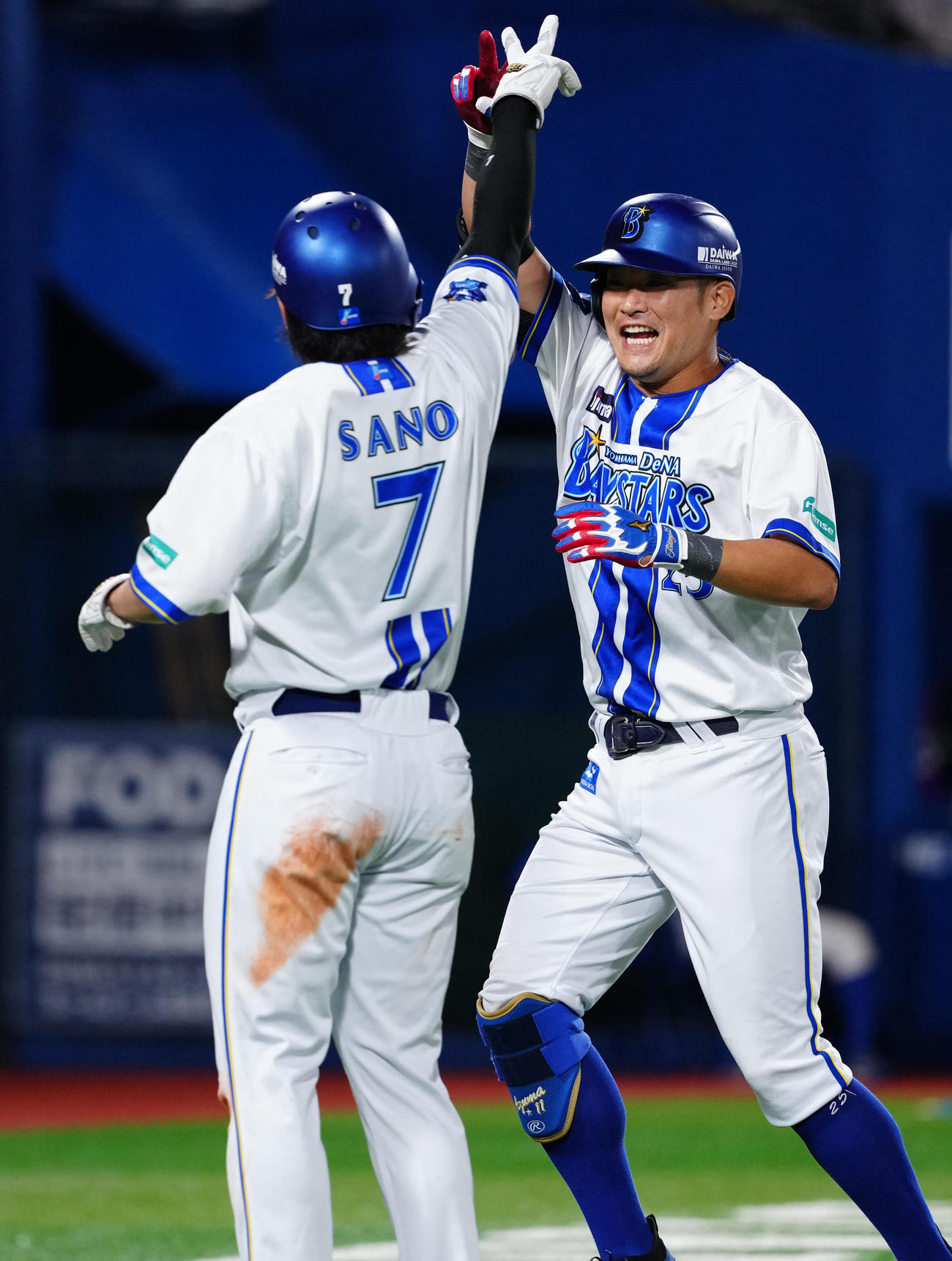 DeNA対ヤクルト　1回裏DeNA1死二塁、2点本塁打を放ち佐野（左）とタッチを交わす筒香（撮影・江口和貴）