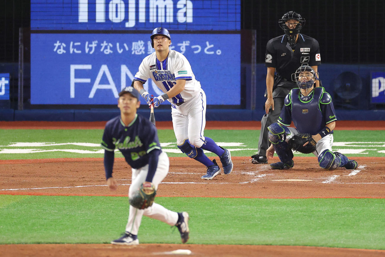 DeNA対ヤクルト　1回裏DeNA1死二塁、中越え2点本塁打を放つ筒香。投手小川（撮影・河田真司）