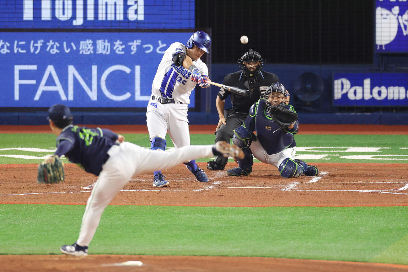 DeNA対ヤクルト　1回裏DeNA1死二塁、中越え2点本塁打を放つ筒香。投手小川（撮影・河田真司）