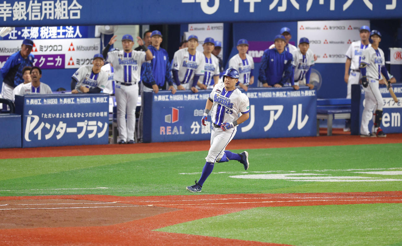 DeNA対ヤクルト　1回裏DeNA1死二塁、中越え2点本塁打を放ちダイヤモンドを回る筒香。投手小川（撮影・河田真司）