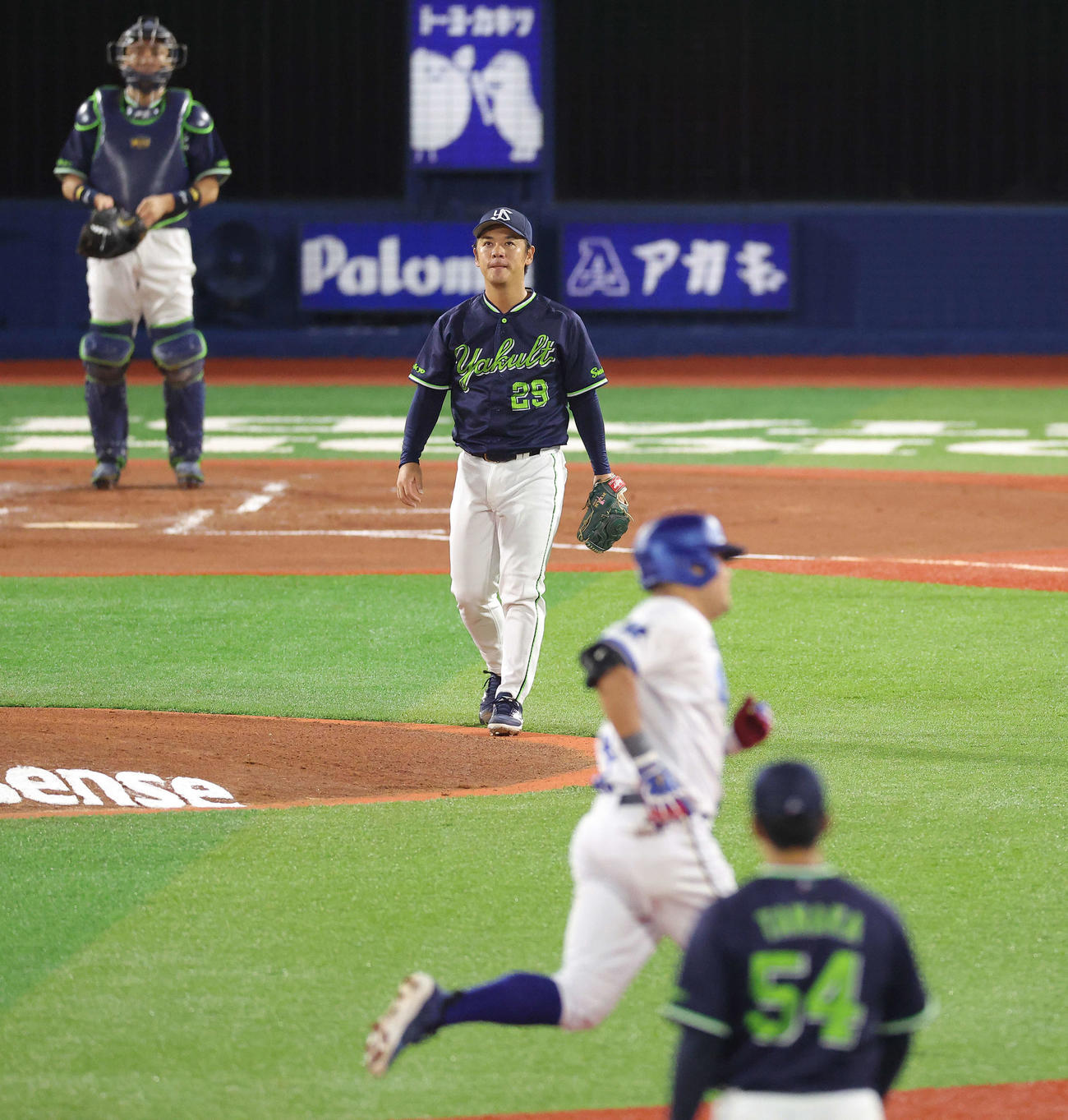 DeNA対ヤクルト　1回裏DeNA1死二塁、筒香に中越え2点本塁打を浴びる小川（撮影・河田真司）