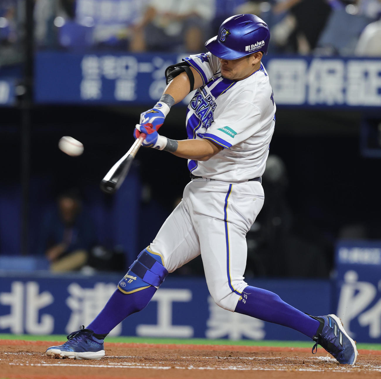 DeNA対ヤクルト　1回裏DeNA1死二塁、中越え2点本塁打を放つ筒香（撮影・野上伸悟）