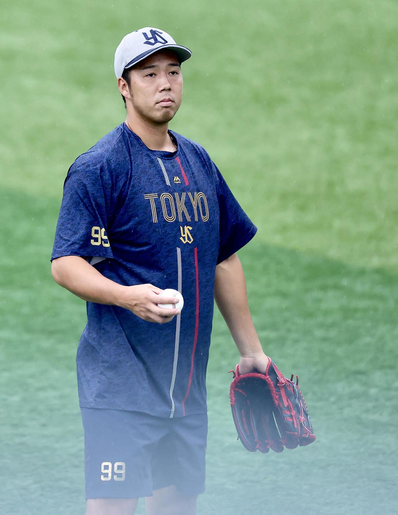 DeNA対ヤクルト　試合前、練習に臨むヤクルト青柳（撮影・河田真司）