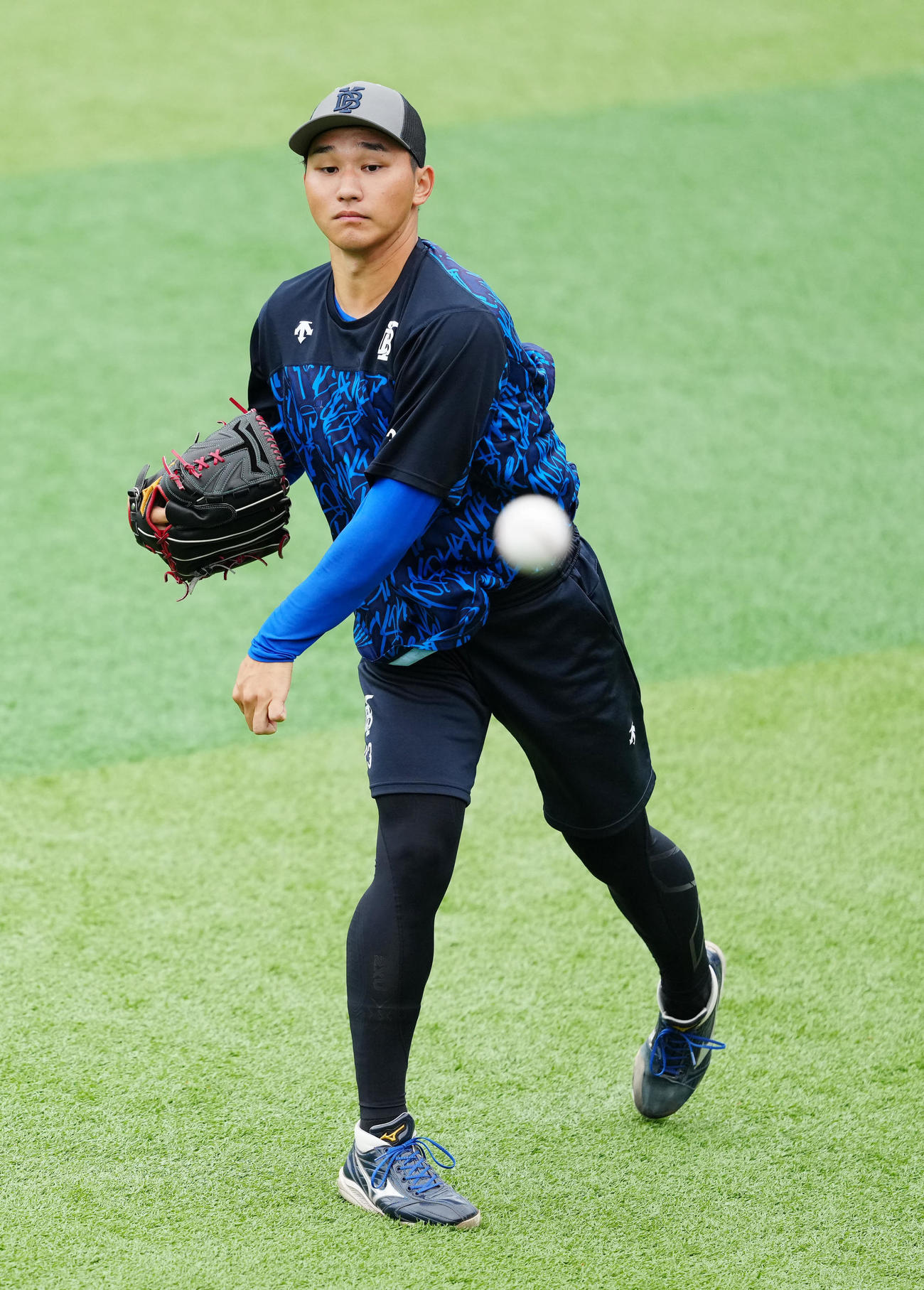 DeNA対ヤクルト　試合前、投球練習に臨むDeNA武田（撮影・江口和貴）