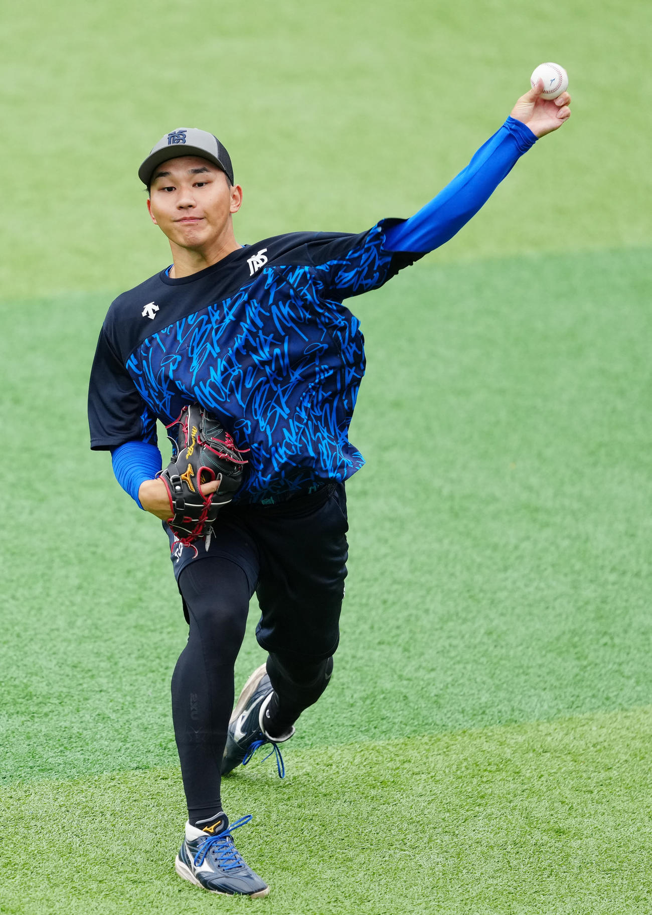 DeNA対ヤクルト　試合前、投球練習に臨むDeNA武田（撮影・江口和貴）