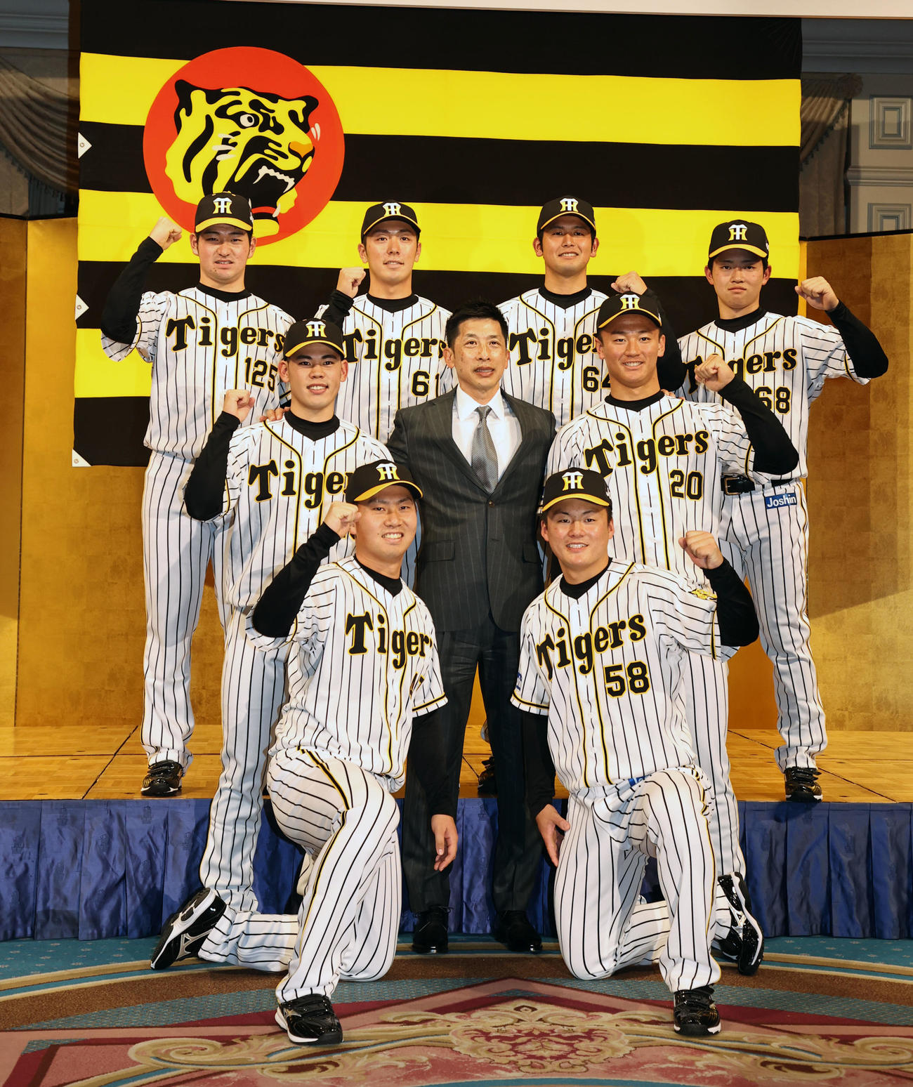 21年12月、阪神の新入団選手発表会見で矢野監督を中心に記念写真に納まる、前列左から桐敷拓馬、前川右京、中列左から鈴木勇斗、森木大智、後列左から伊藤稜、豊田寛、岡留英貴、中川勇斗
