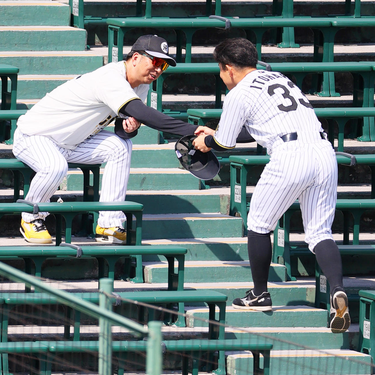 1軍に合流した阪神糸原（右）は藤川監督と握手をかわす（撮影・上山淳一）