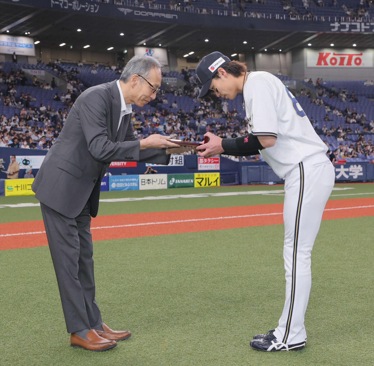オリックス対西武　日刊スポーツ新聞西日本後援・オリックス・バファローズ激励シリーズ優秀選手賞の表彰を受けたオリックス中川（撮影・宮崎幸一）