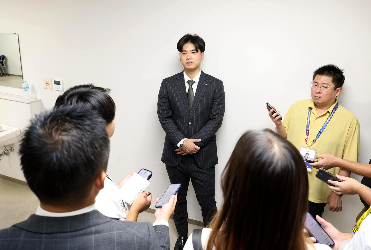 戦力外通告を受け心境を語る阪神川原（中央）（撮影・白石智彦）
