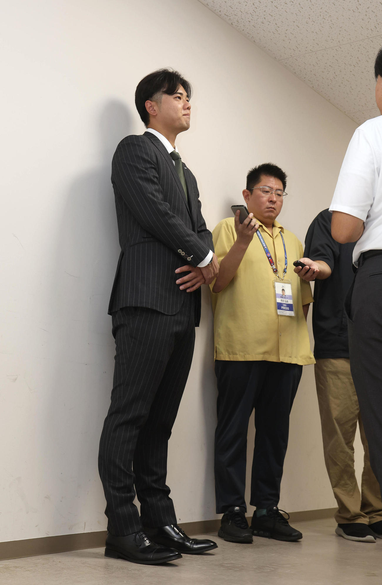 戦力外通告を受け心境を語る阪神川原（左）（撮影・白石智彦）
