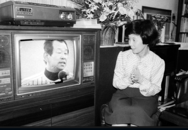 1985年に阪神吉田義男監督が日本一を達成した瞬間、自宅のテレビの前で祝福する篤夫人