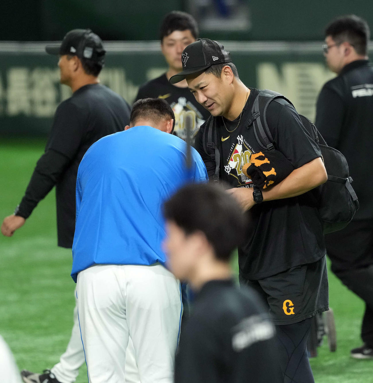 巨人対中日　中日中田（左）と握手を交わす巨人田中将（撮影・たえ見朱実）