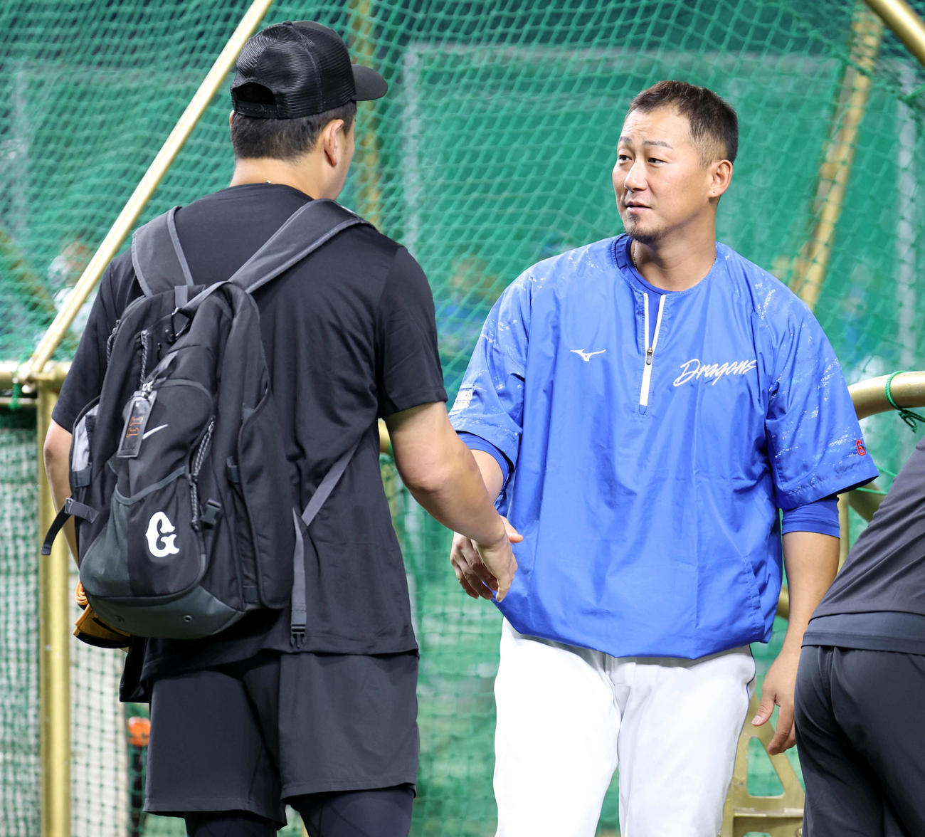 巨人対中日　中日中田（右）は巨人田中将と握手（撮影・浅見桂子）