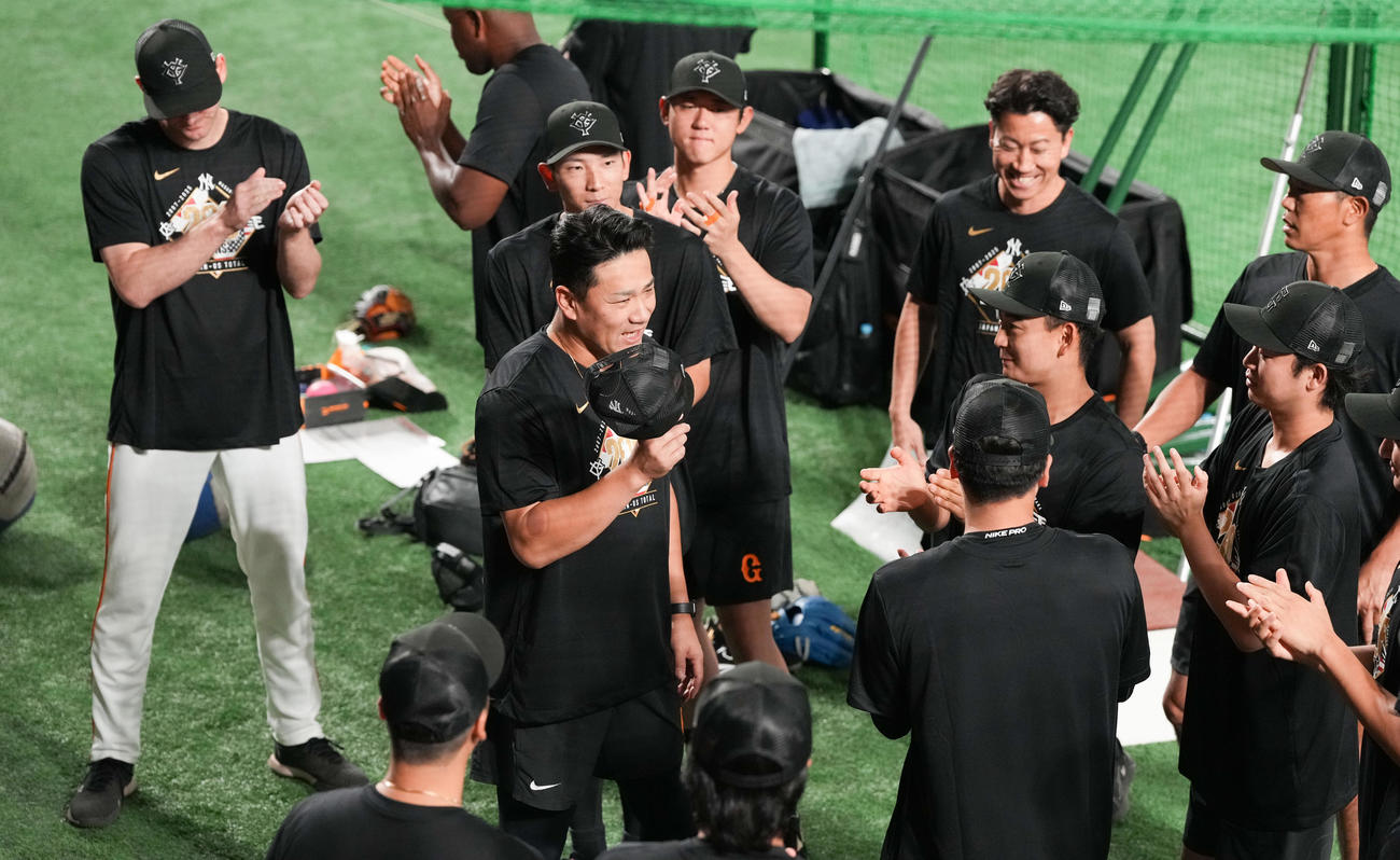 巨人対中日　試合前練習で日米通算200勝を投手陣に祝われる巨人田中将（中央）（撮影・鈴木みどり）